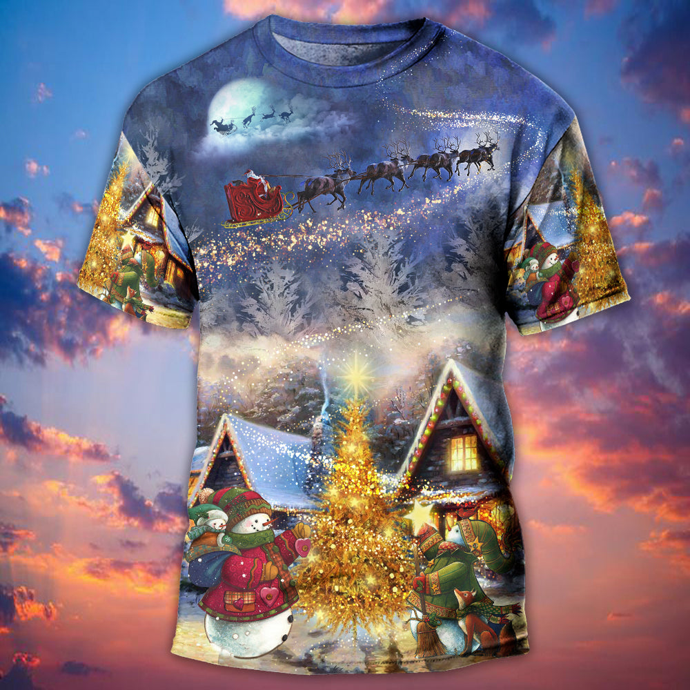 Christmas Santa Claus Reindeer Snowman Family In Love Gift Light Art Style - Round Neck T-shirt - Owls Matrix LTD